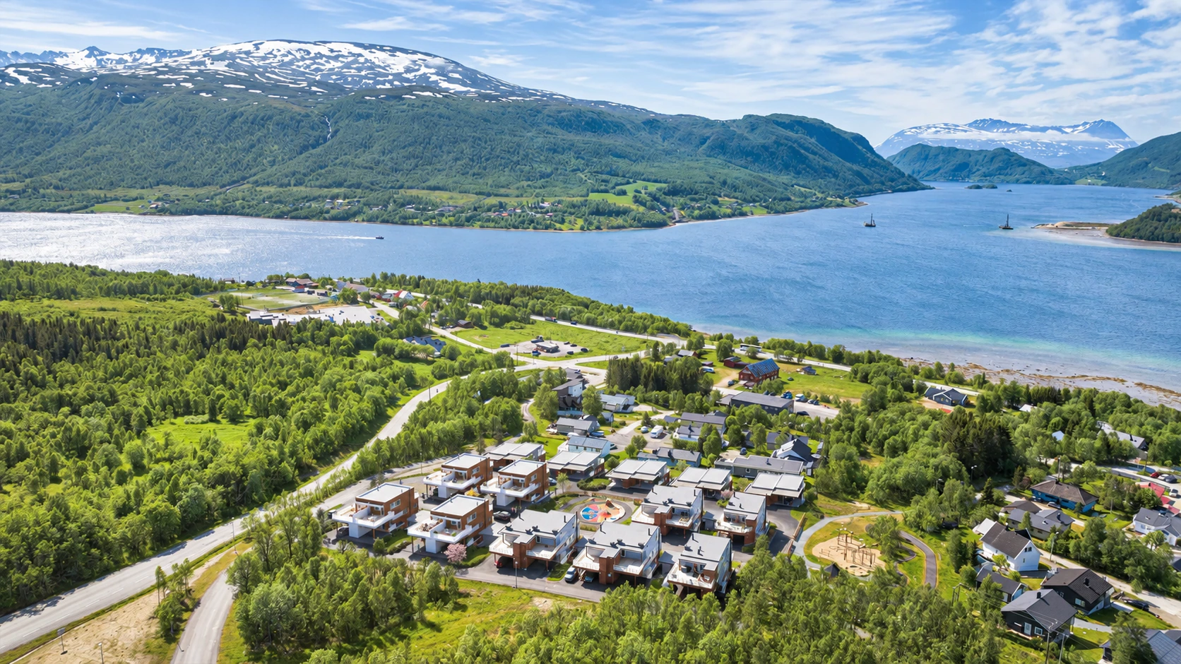 Oversiktsvisualisering av nytt boligfelt i Ramfjord, med eksisterende bebyggelse, terreng og fjorden i bakgrunnen