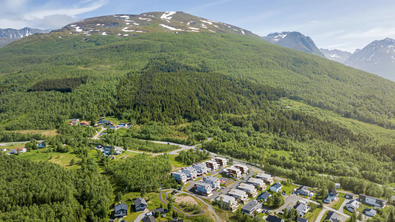 Boligprosjekt i Ramfjord visualisert ved foten av fjellet i det nordnorske landskapet