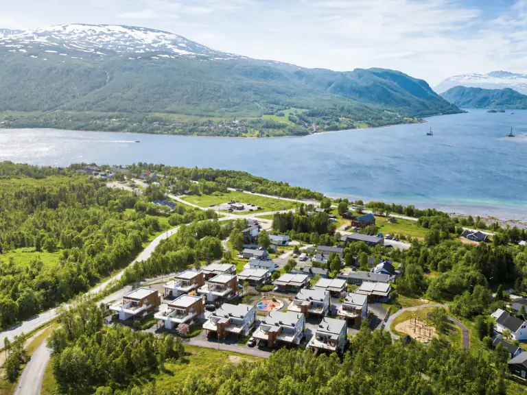 Boligprosjektet i Ramfjord visualisert mellom fjord, fjell og eksisterende bebyggelse.