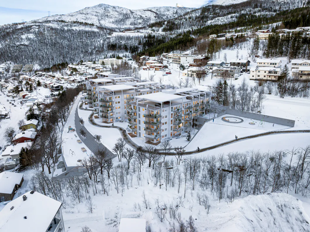Ferdig 3D-visualisering av Alpinbyen fra nøyaktig samme kameravinkel, med materialer, lys i vinduene, beplantning og mennesker