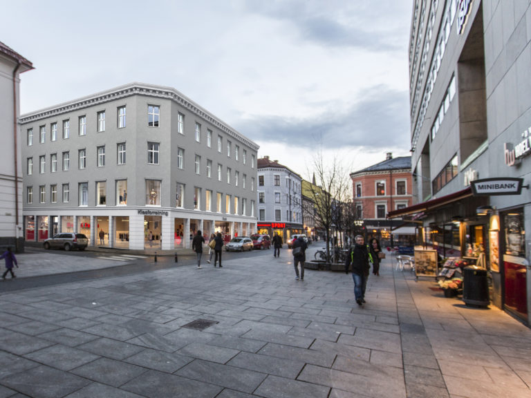 et travelt fortau med fotgjengere i 2016.