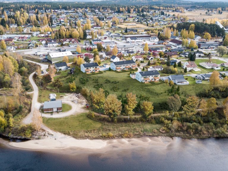 Et luftfoto av en høstby laget for å visualisere salget av en eiendom av Ram Eiendom i 2017.