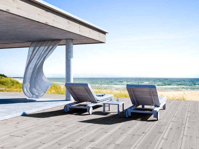 et treterrasse på stranden.