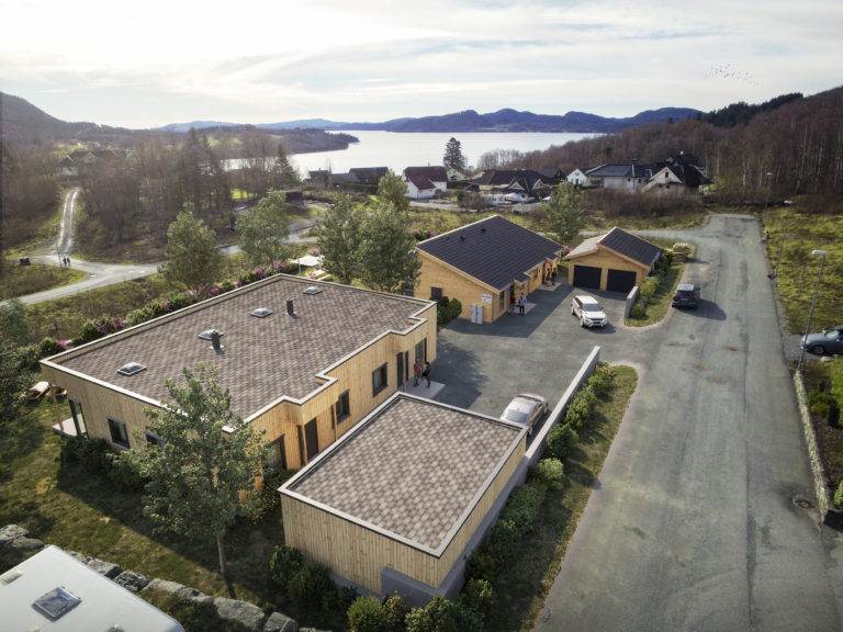 en luftfoto av et hus nær en innsjø.