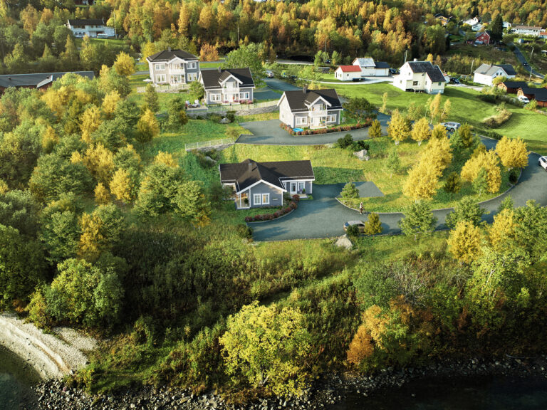 et luftfoto av en landsby nær en vannmasse.