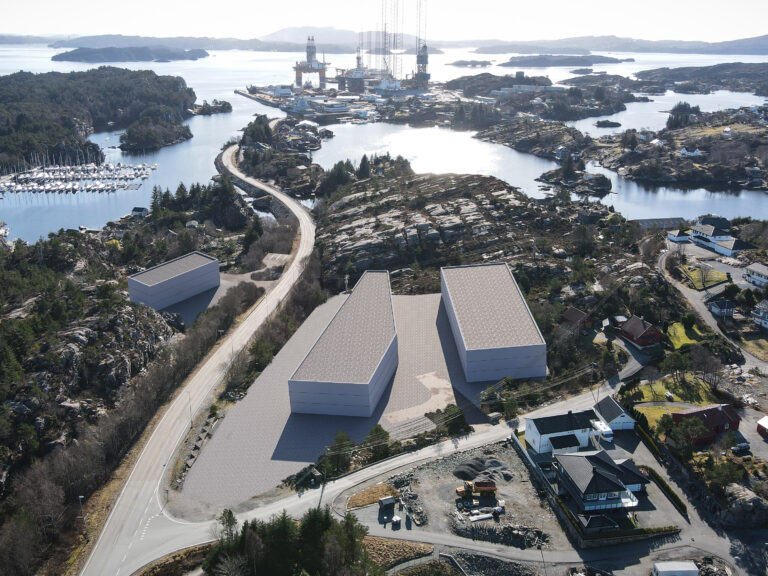 et luftfoto av en stor bygning nær en innsjø.