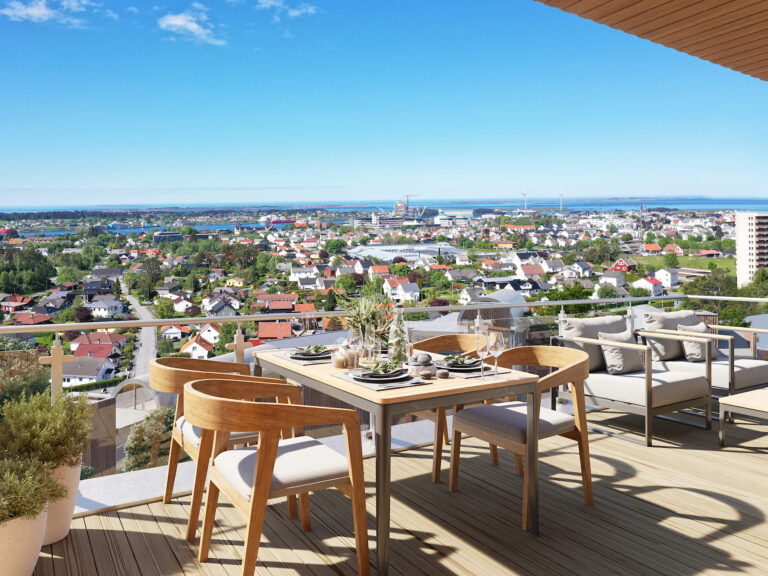 en treterrasse med bord og stoler.